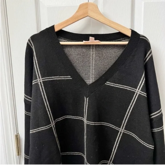 Prologue Window Pane V-neck Sweater - Picture 3 of 6